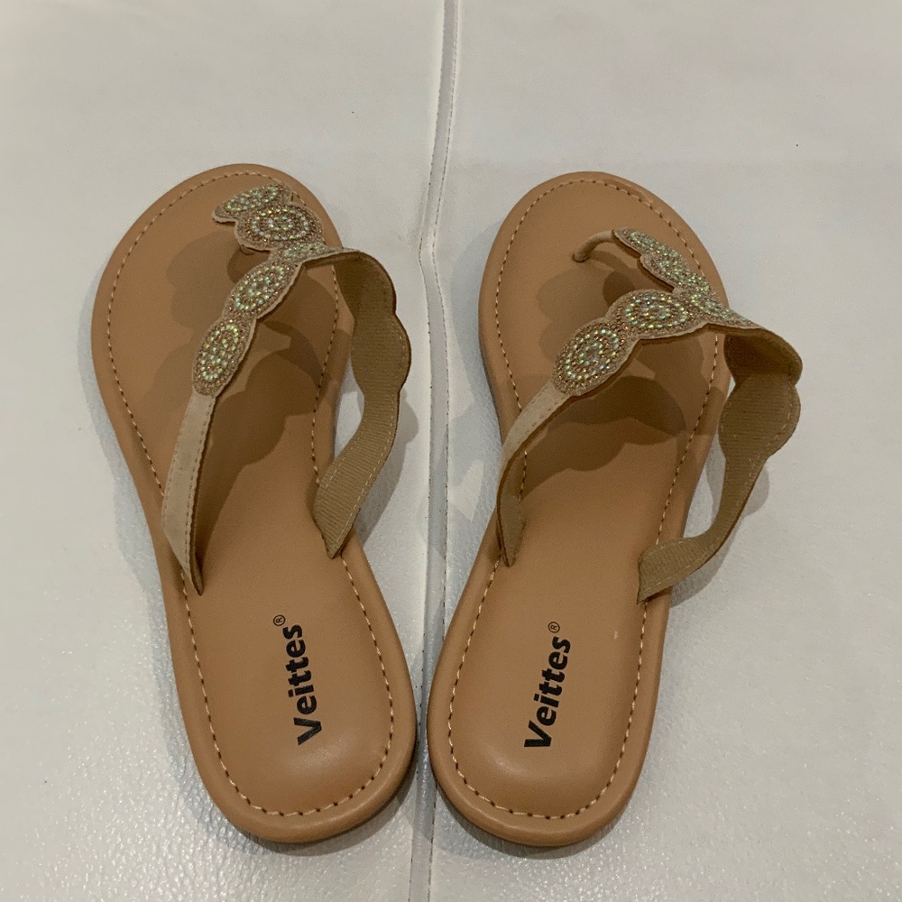 Women’s flat of Veittes sandals, featuring a decorative embellishment‎ of stone.